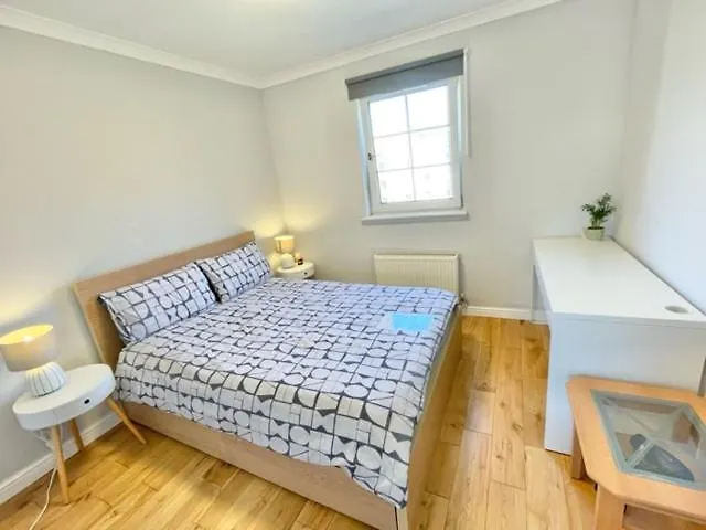 Double Room With Private Bathroom And Parking In 2 Bedroom Shared Flat Edimburgo