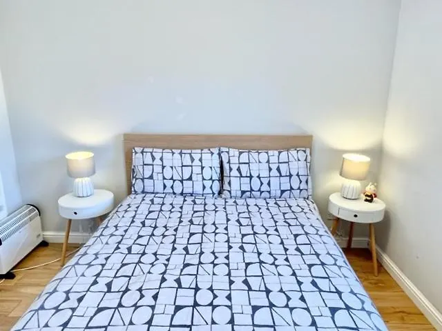 Double Room With Private Bathroom And Parking In 2 Bedroom Shared Flat Edimburgo 0*,